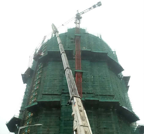 沐川吊车在工地上作业